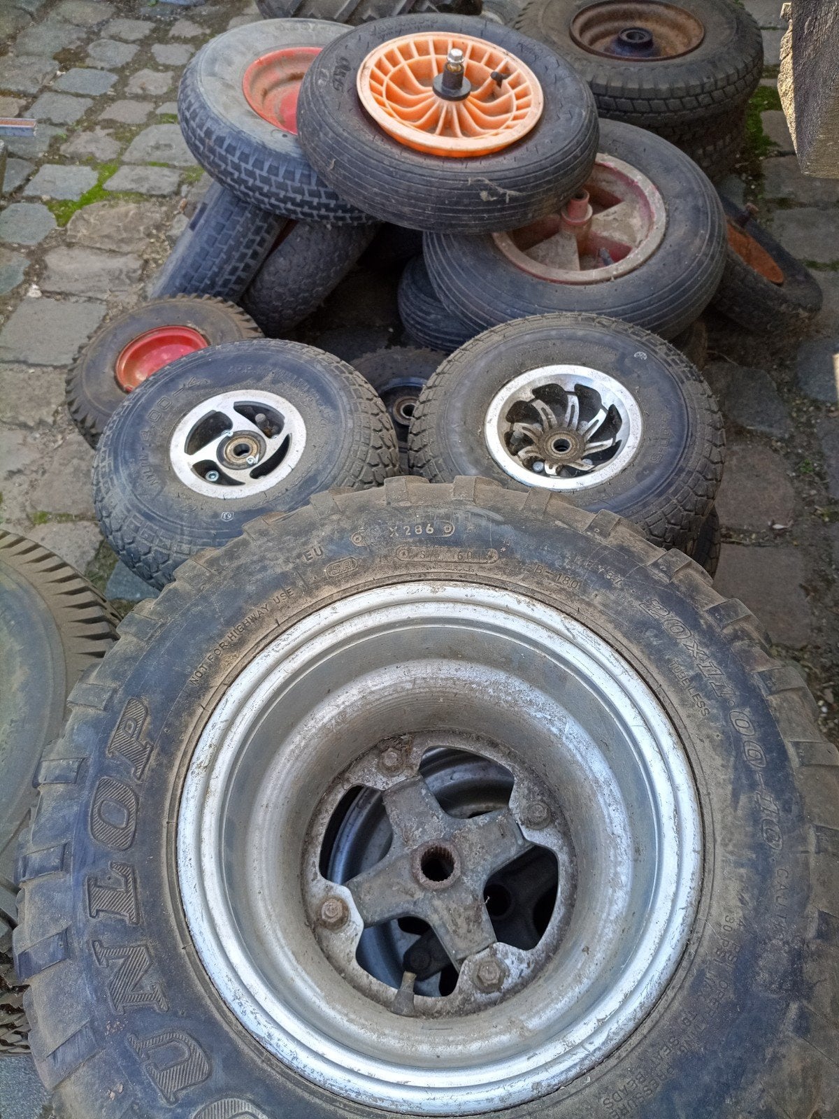 lot wielen steekkar, kruiwagen ,scootmobiel, quad bandjes, Ophalen