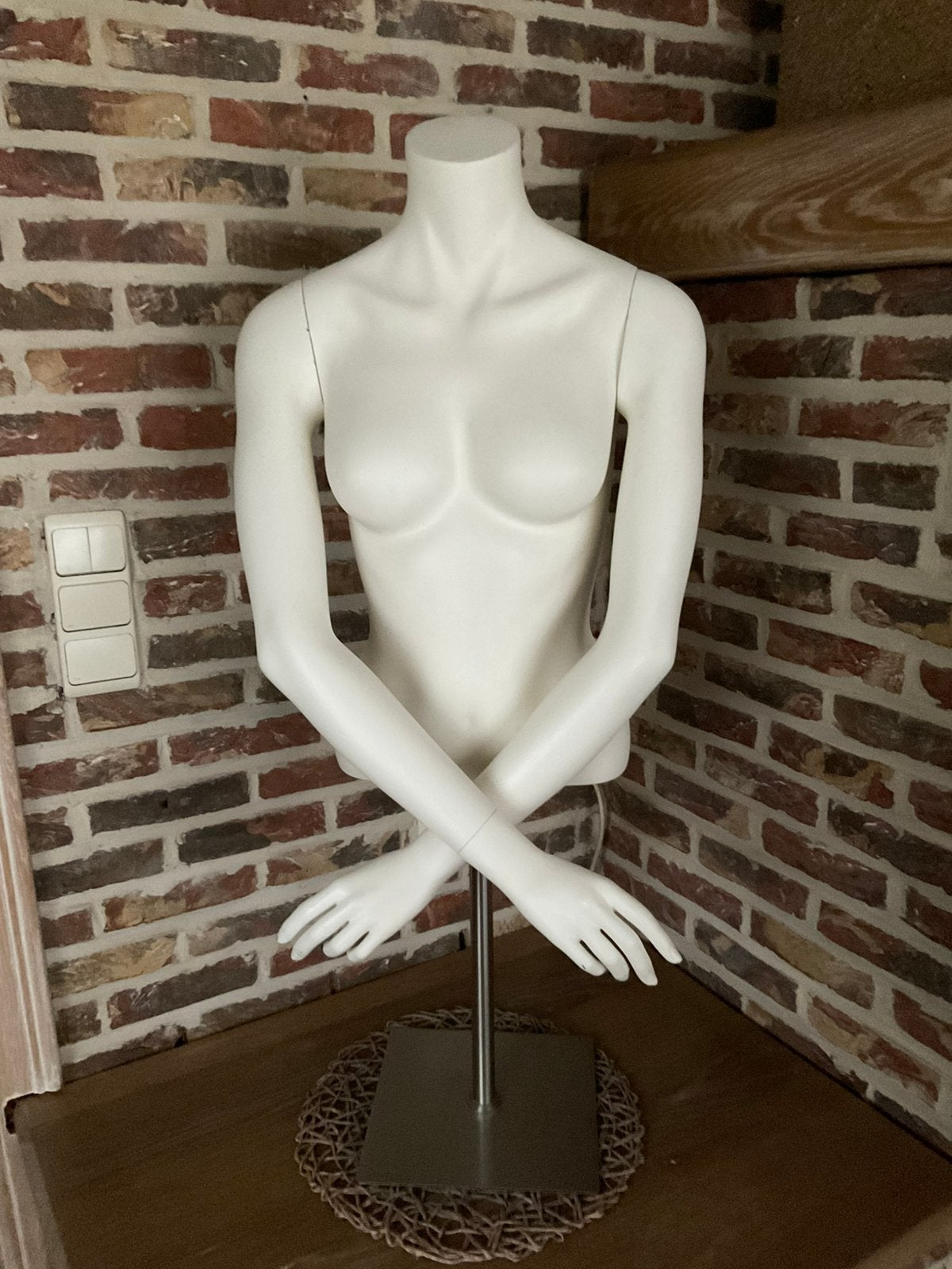 Vitrine/mannequin pour femme sur socle en métal, Enlèvement