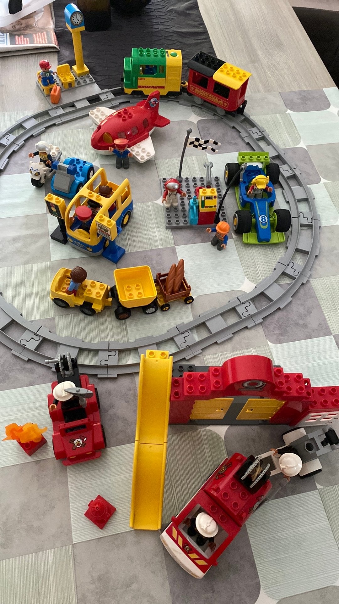 Duplo trein- brandweer-politie- raceauto - bus-vliegtuig, Enlèvement, Comme neuf, Duplo