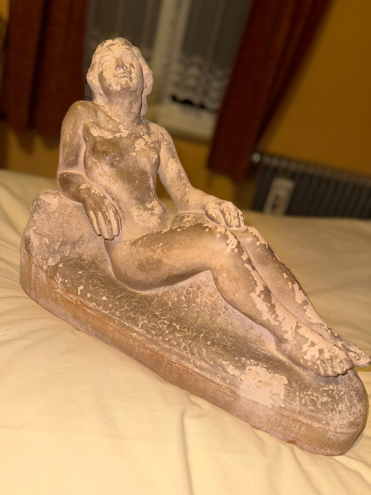 Sculpture Femme allongé sur un rocher, Enlèvement, 50 - 100 cm, Femme