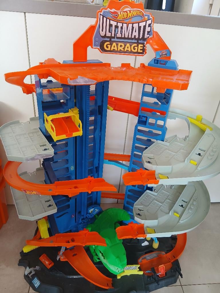 Autobaan /garage hot wheels, Kinderen en Baby's, Ophalen, Racebaan, Zo goed als nieuw, Hot Wheels
