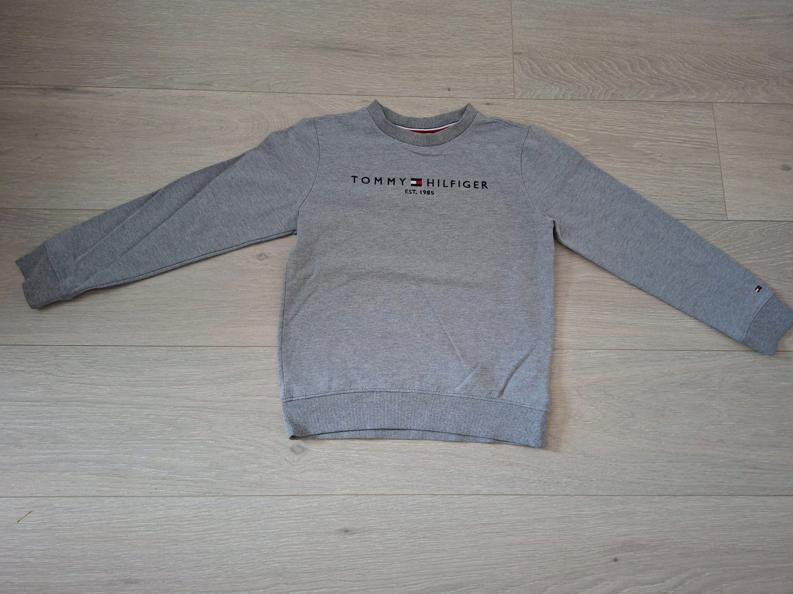 Pull gris Tommy Hilfiger M140, Garçon, Enlèvement ou Envoi, Pull ou Veste, Comme neuf