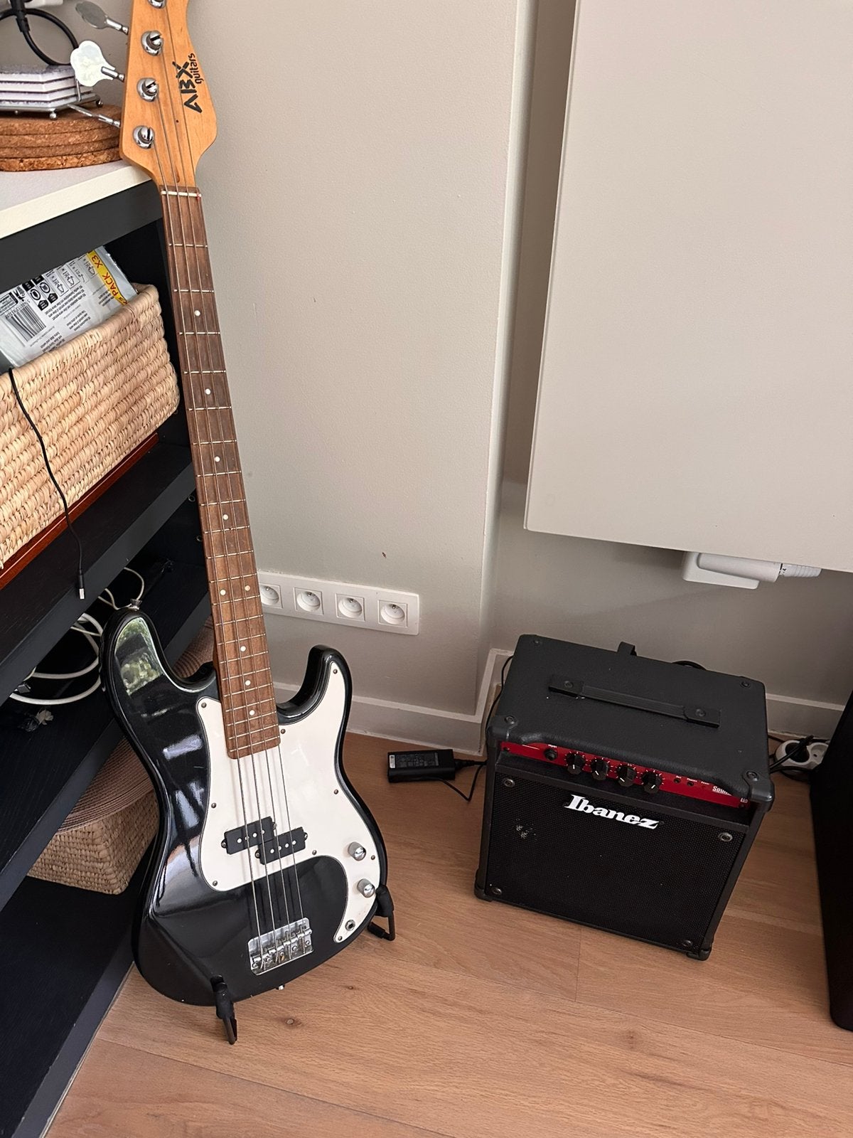 Basse électrique + ampli Ibanez + câble, Musique & Instruments, Autres marques, Avec ampli, Enlèvement, Utilisé
