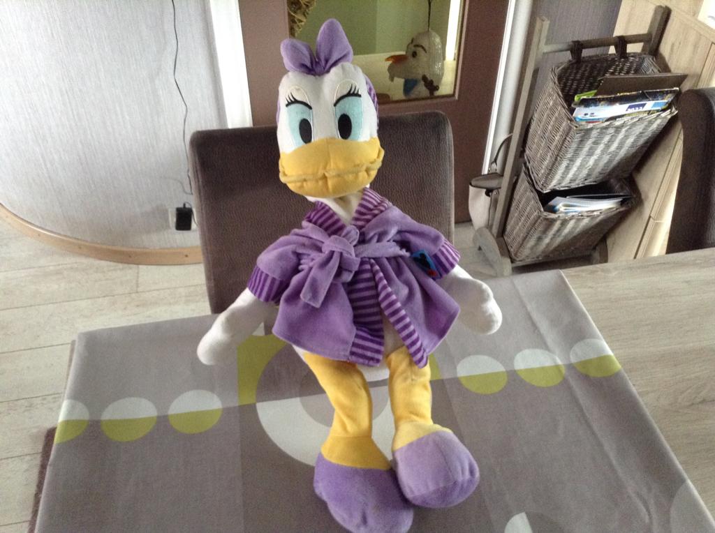 Personnage en peluche Disney Daisy Duck en piyama (55 cm), Enfants & Bébés, Jouets | Peluches, Enlèvement ou Envoi, Comme neuf