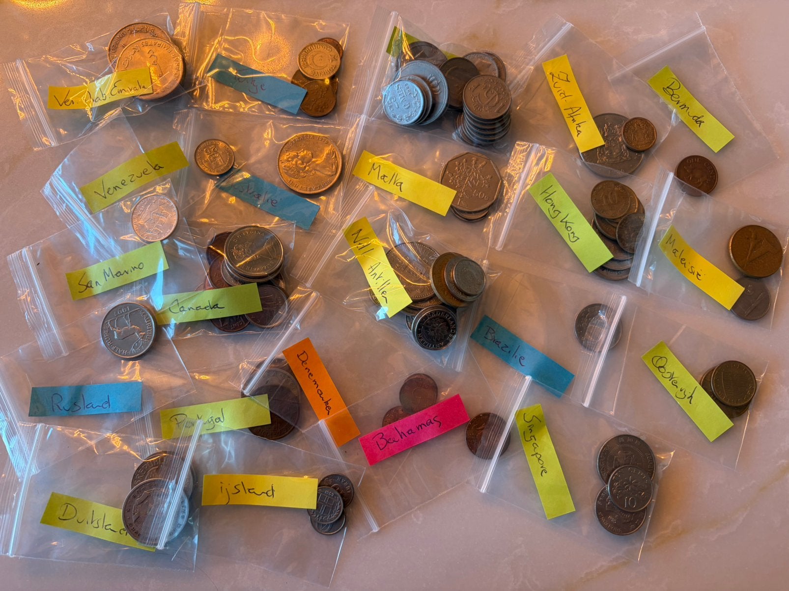 Oude munten uit 22 verschillende landen, Postzegels en Munten, Ophalen