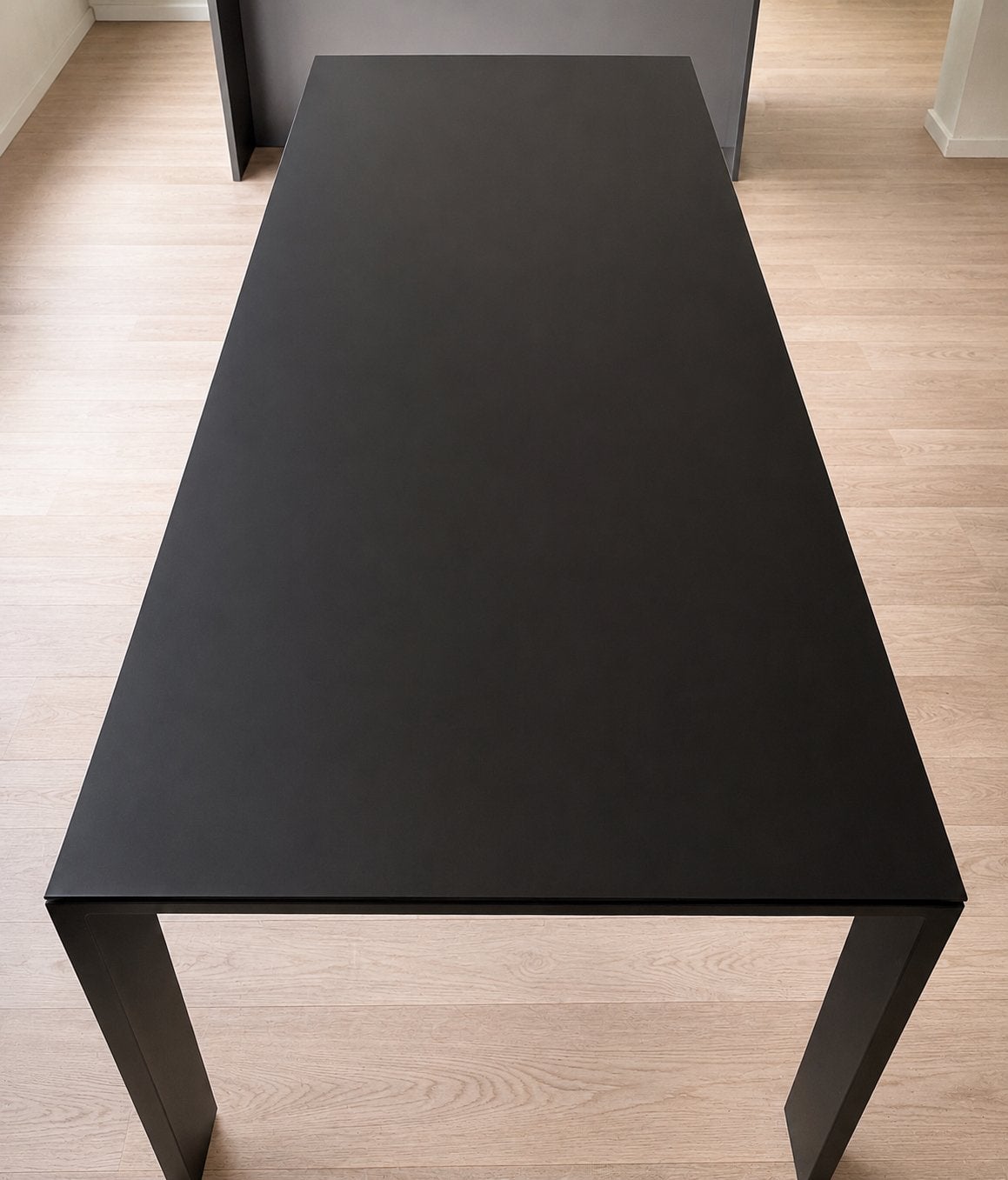 Mat zwarte metalen eettafel, Ophalen, Gebruikt, Vijf personen of meer, 150 tot 200 cm