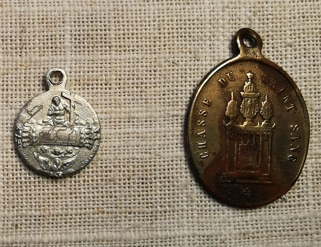 medaillon scapulier hangertje Heilig Bloed Brugge medalie, Verzamelen, Religie, Gebruikt, Christendom | Katholiek, Sieraad, Ophalen of Verzenden