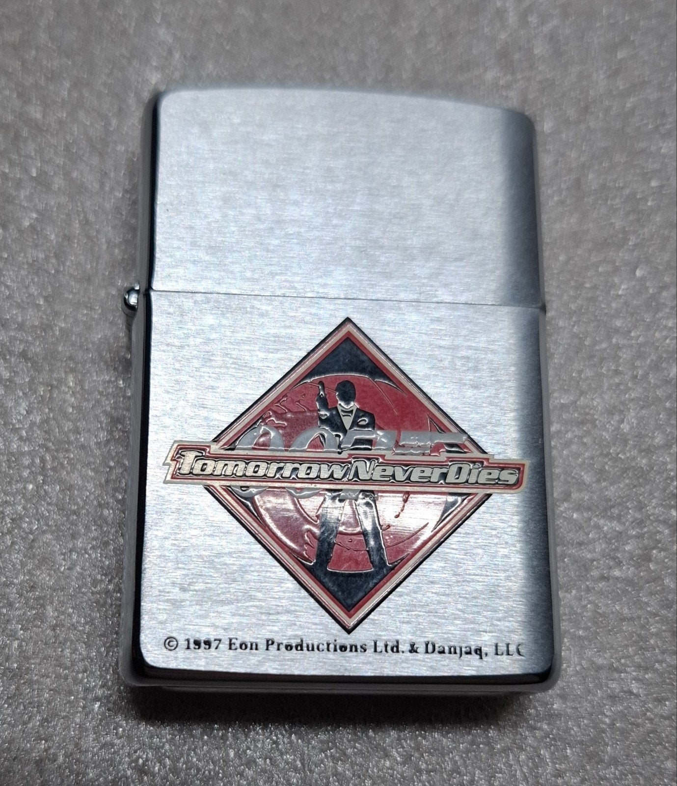Zippo F XIII Aansteker Briquet James Bond Tomorrow never 128, Collections, Enlèvement ou Envoi, Neuf, Briquet