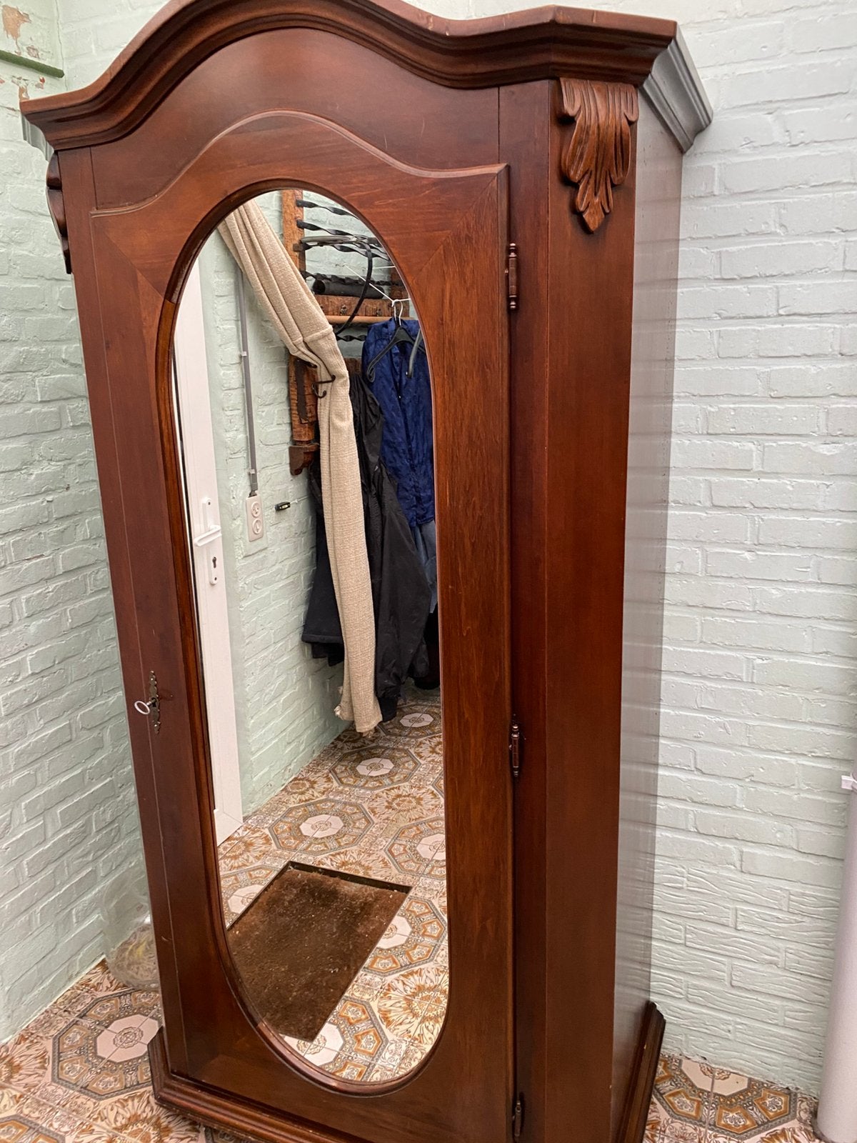 Armoire d'entrée ancienne, Enlèvement