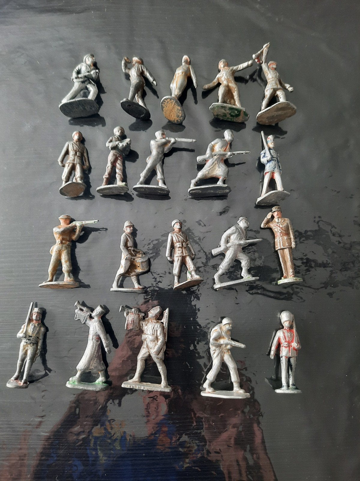 20 oude soldaatjes quiralu aludo waaronder de gaulle, Hobby en Vrije tijd, Ophalen of Verzenden, Gebruikt, Figuur of Figuren