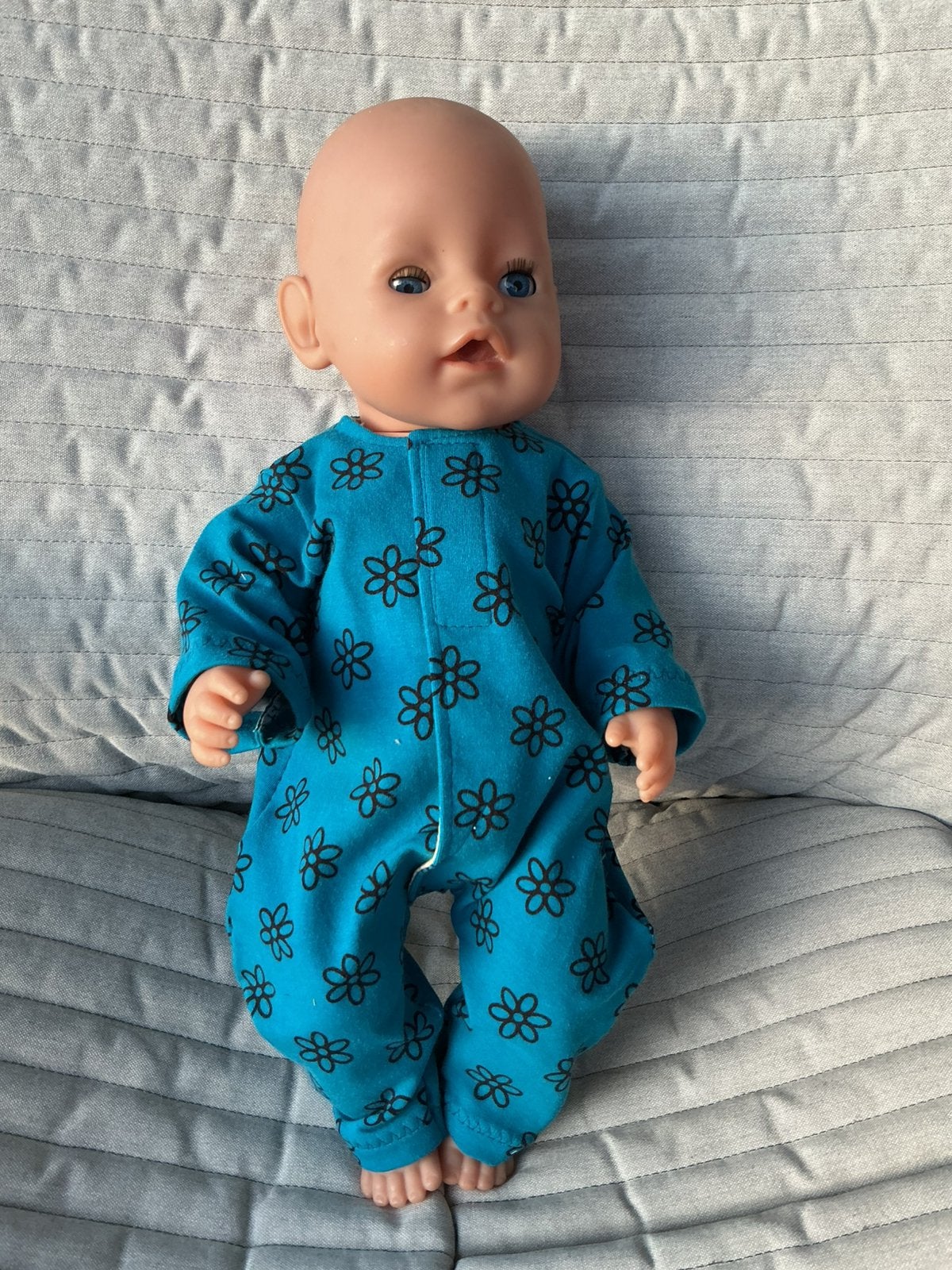 217. Babyborn: Nieuw blauw speelpakje met bloemen, Enlèvement ou Envoi, Neuf, Baby Pop