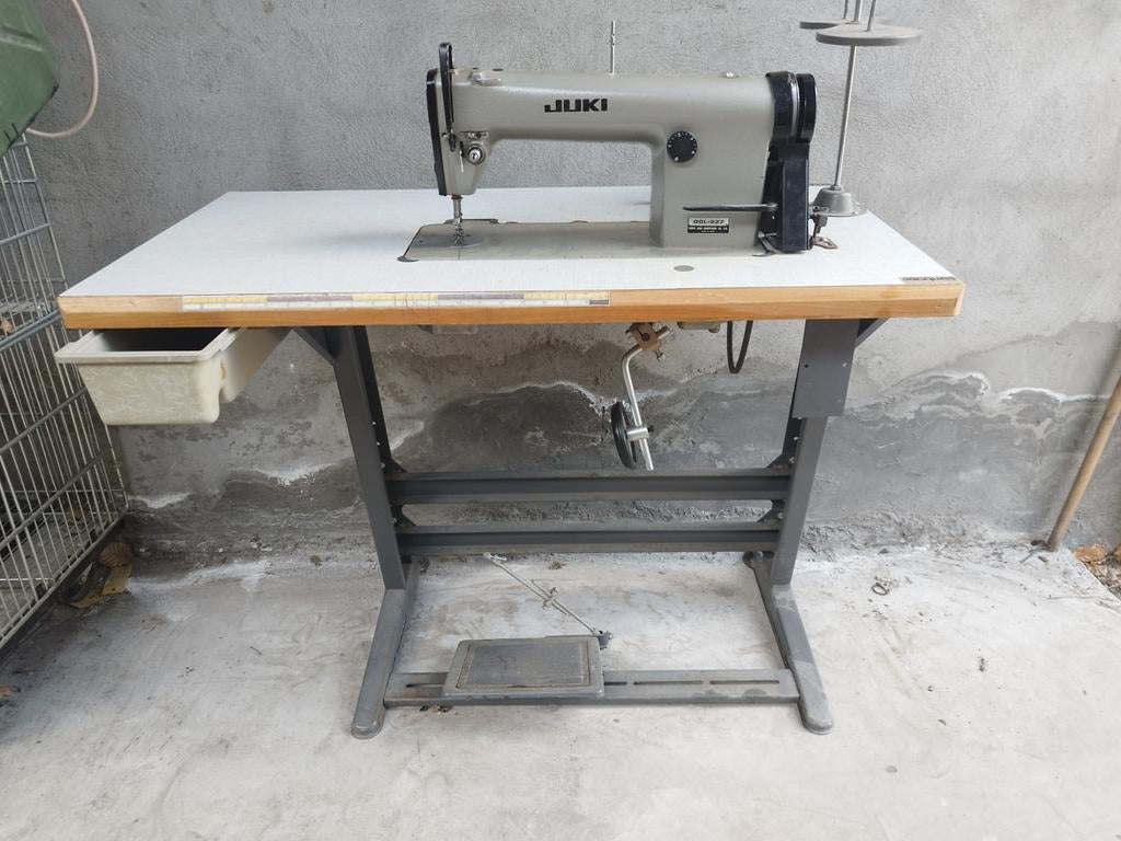 Juki DDL-227 Industriële naaimachine + Tafel (Zonder motor), Ophalen, Naaimachine