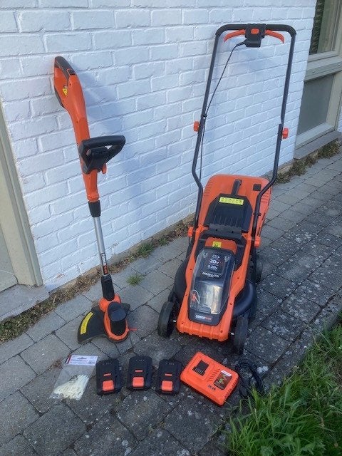Tondeuse ss fil + coupe bordures + chargeur + 3 batteries, Jardin & Terrasse, Tondeuses à gazon sur batterie, Tondeuse rotative