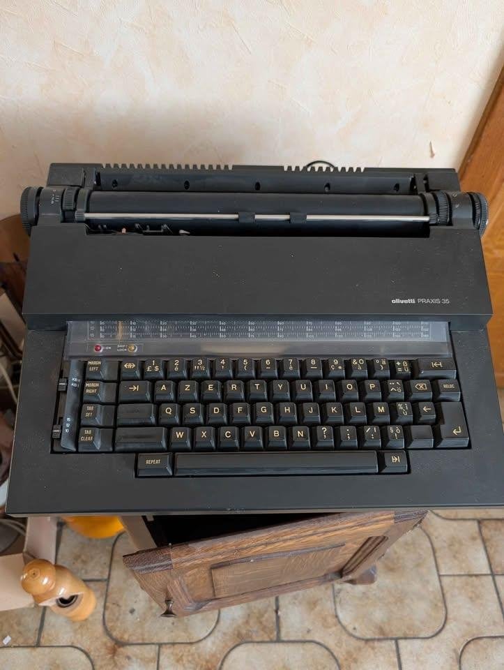 machine à écrire électronique vintage de marque Olivetti,, Diversen, Typemachines, Ophalen, Gebruikt