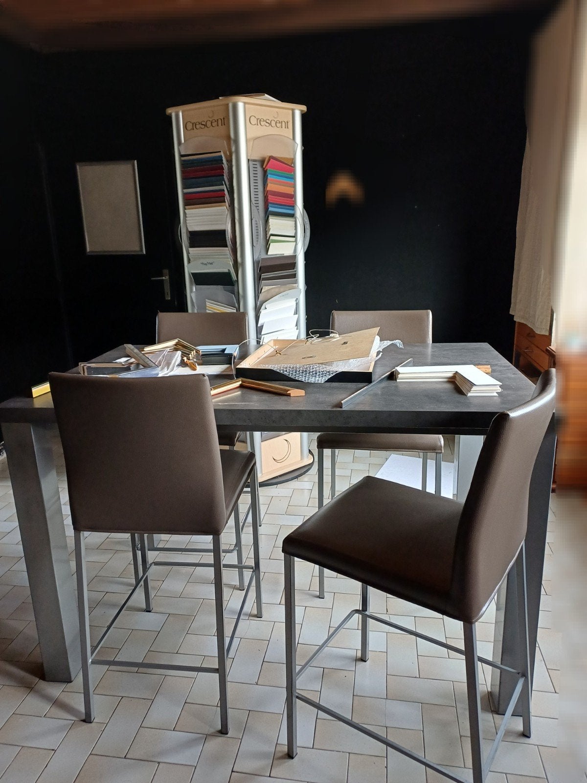 een hoge grijze presentatietafel met betonnen/aluminium look, Maison & Meubles, Dénudé, Enlèvement