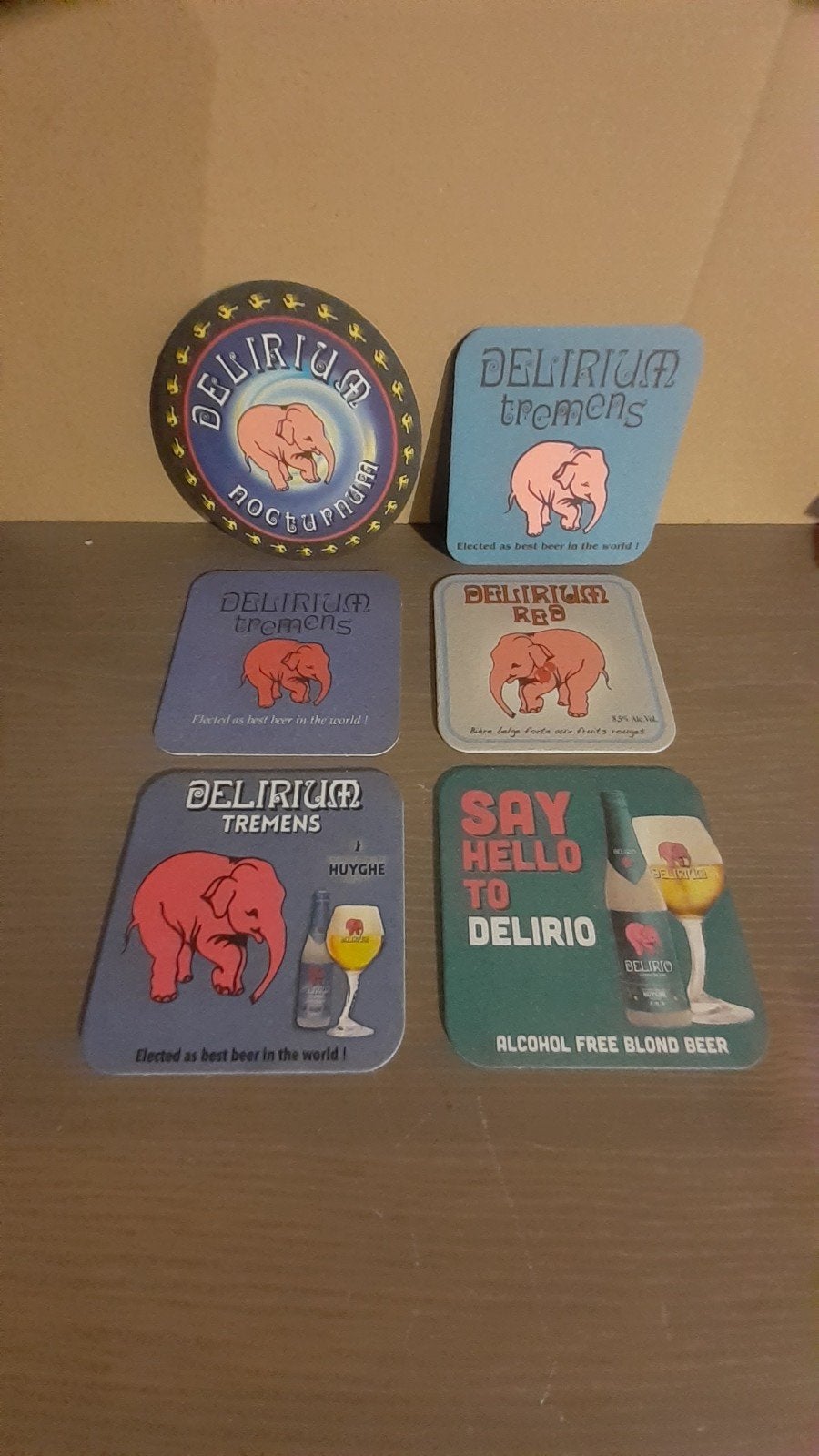 12 bierviltjes  , 2 tafelhouders & onderleggers van delirium, Verzamelen, Ophalen of Verzenden