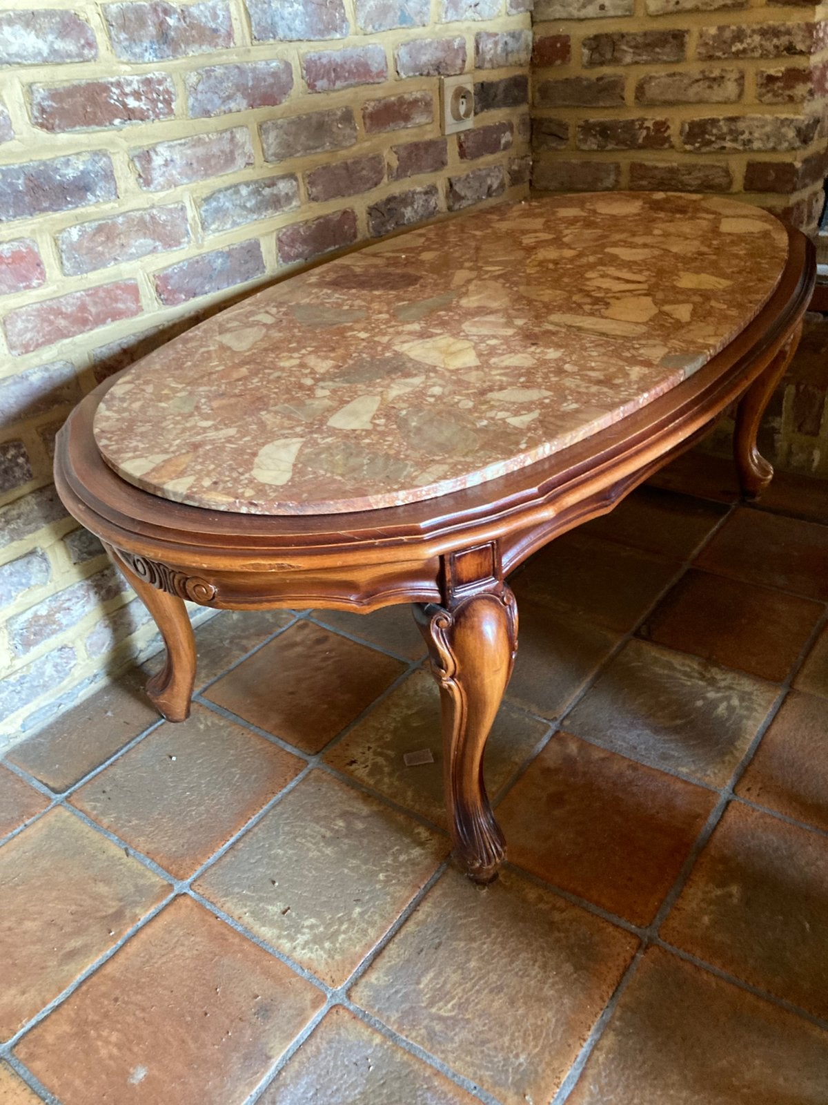 Klassieke salontafel met rood/beige brecciemarmeren blad, Antiek en Kunst, Ophalen