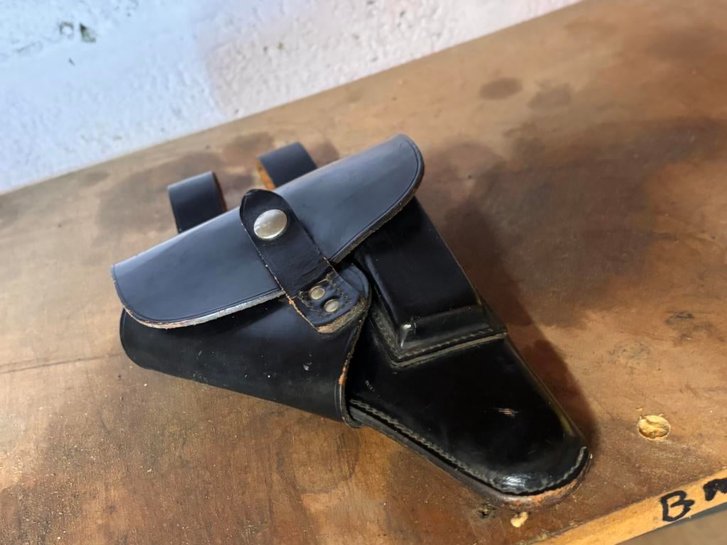 Holster van de  jaar  1950 / 1980 er is iets in die holster!, Ophalen