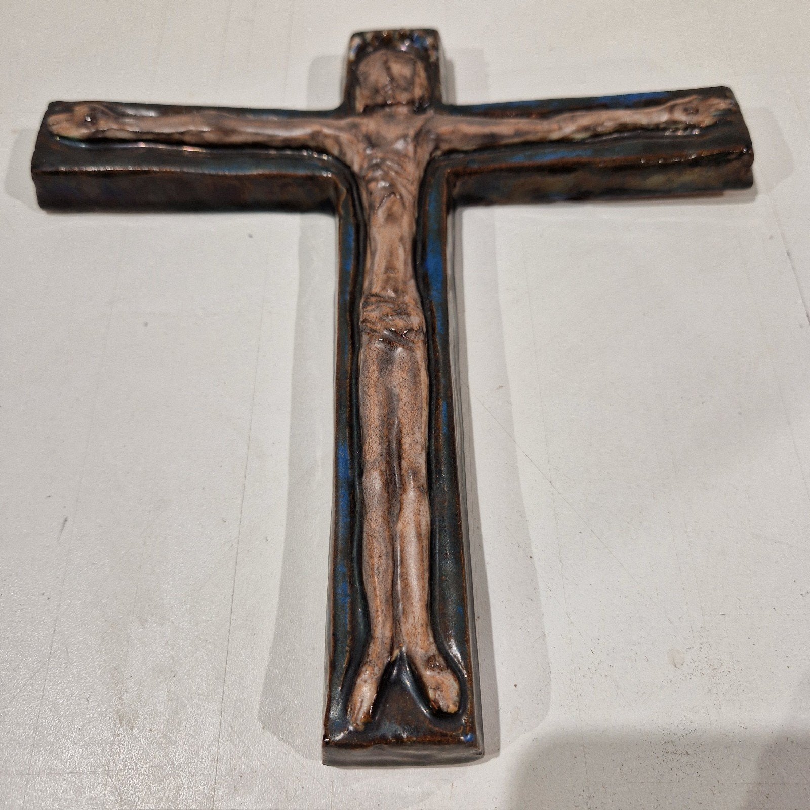 Groot keramisch kruisbeeld , gestempeld M. Pauwels brutalist, Collections, Religion, Enlèvement ou Envoi