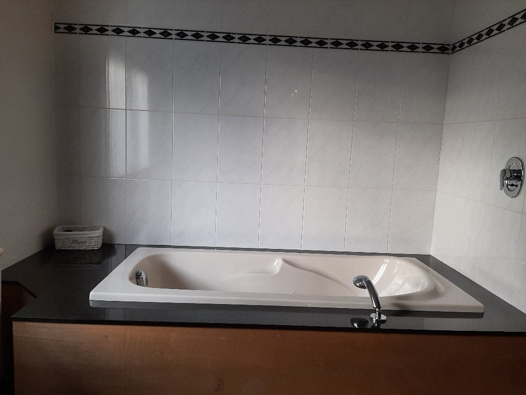 ligbad met natuursteen afwerking, Ophalen, Gebruikt