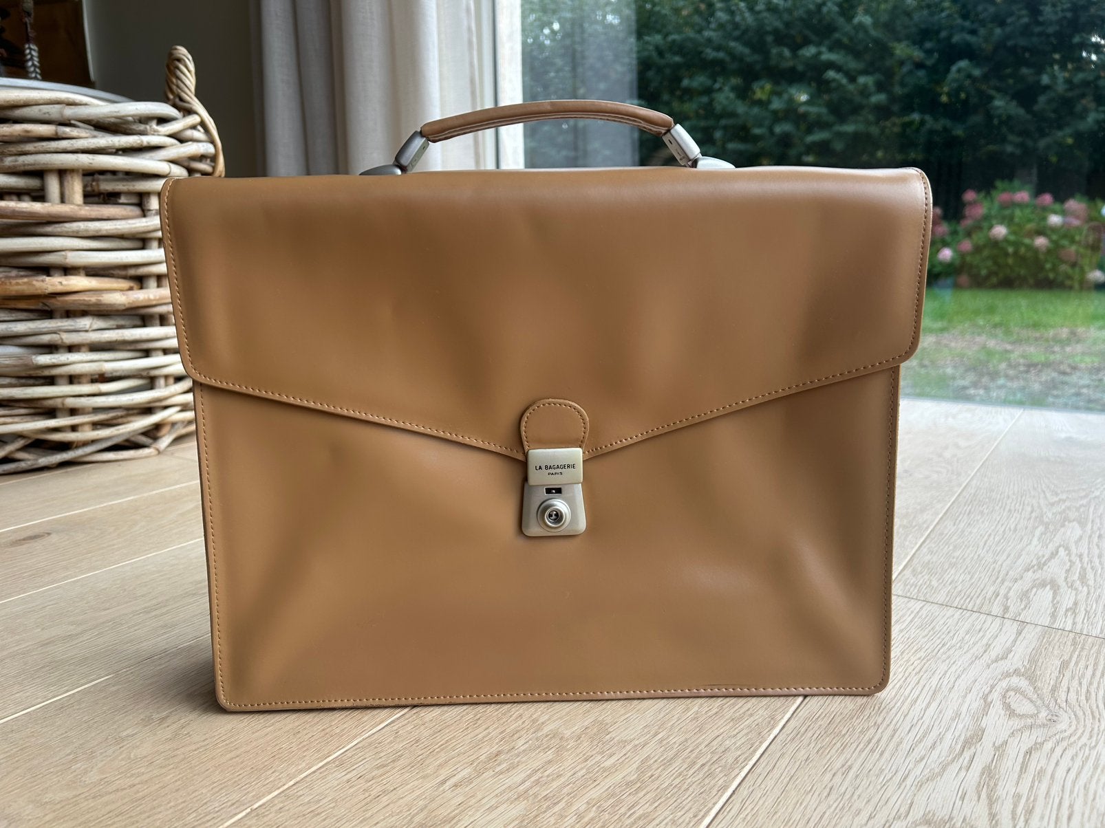 Prachtige kalfslederen boekentas, met slot. Nieuw!, Handtassen en Accessoires, 30 tot 40 cm, Beige, Aktetas of Boekentas, Nieuw