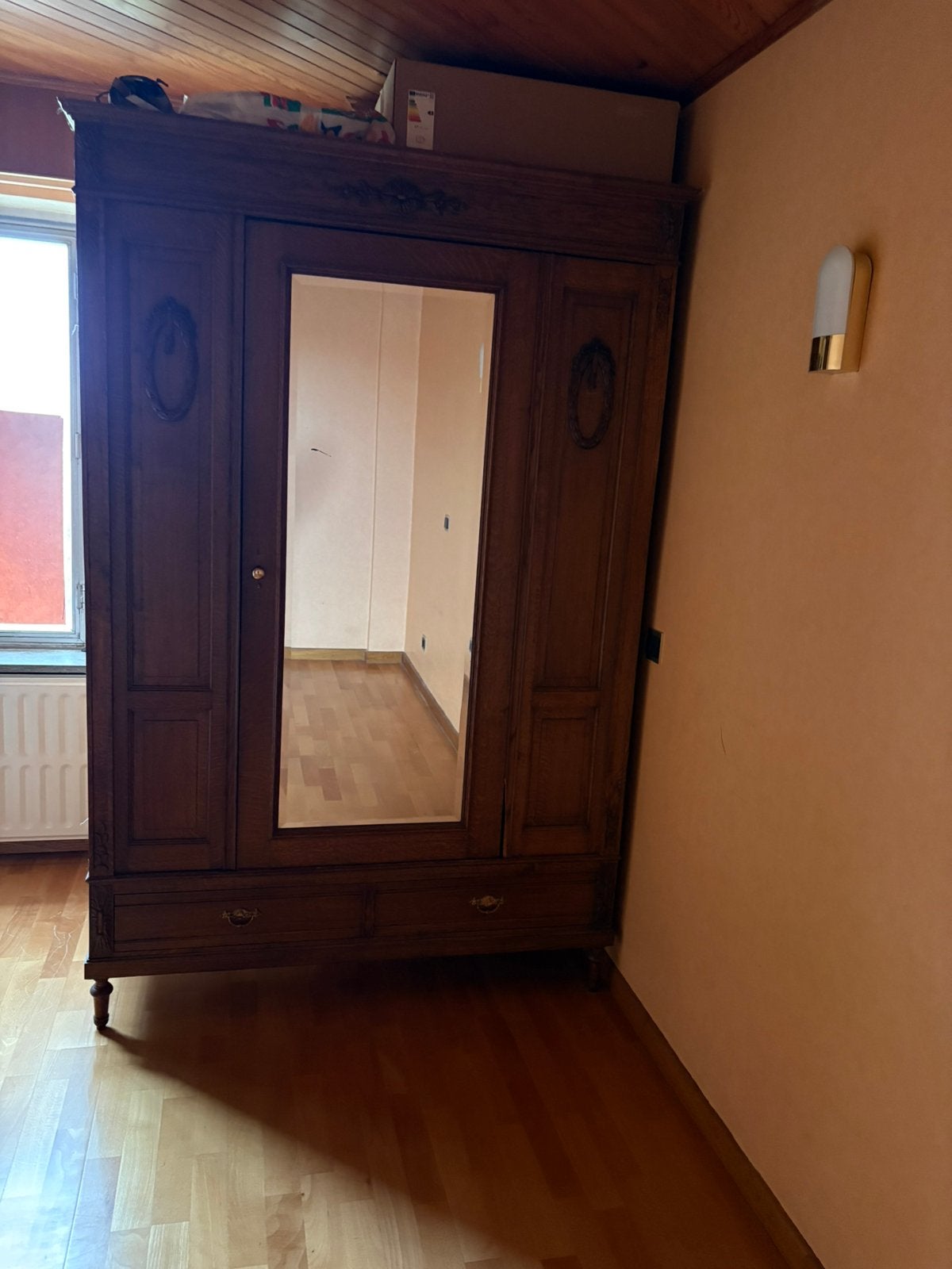 GRATIS: Antieke Houten Kleerkast met Spiegel (H206xB134), Ophalen