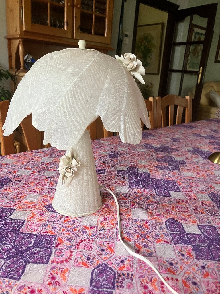 Lampe en verre blanc, Enlèvement, Verre
