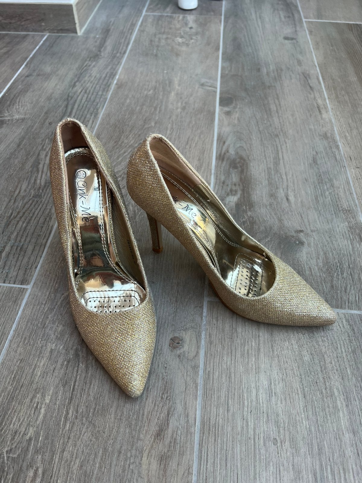 Gouden glitterhakken maat 40, Kleding | Dames, Schoenen, Ophalen of Verzenden, Gedragen