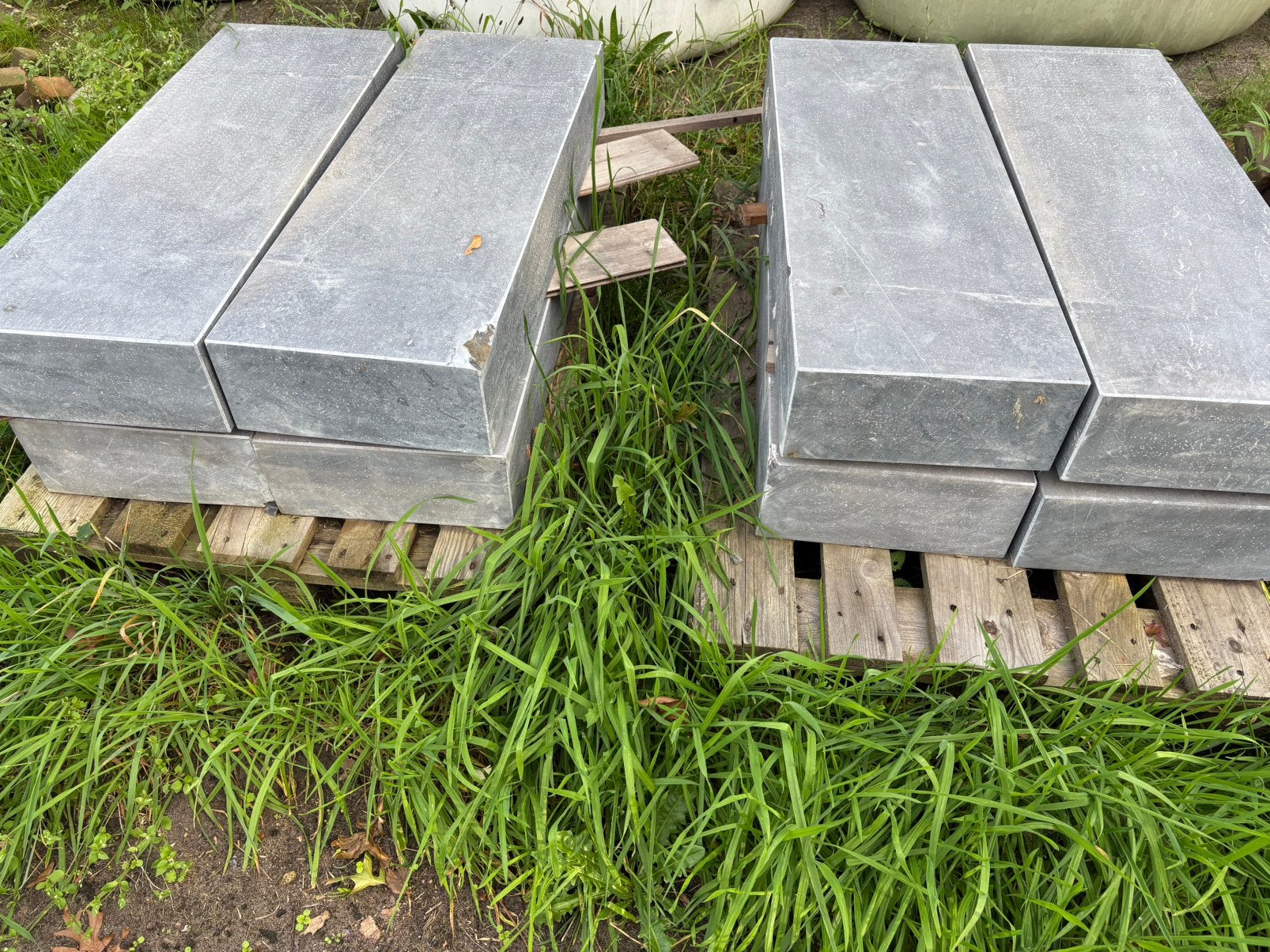 8 stuks natuursteen bordures/traptreden/boordstenen, Ophalen, Zo goed als nieuw, Natuursteen
