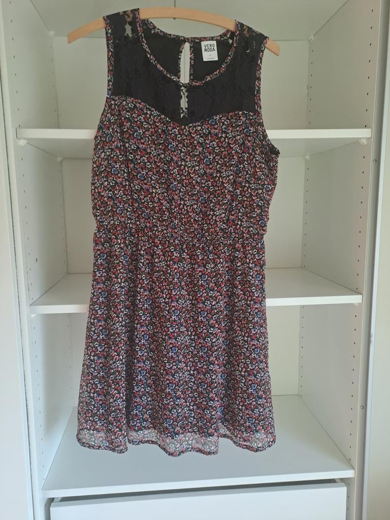 Mt M Veelkleurig gebloemde jurk met zwarte kant, Kleding | Dames, Jurken, Maat 38/40 (M), Ophalen of Verzenden, Gedragen, Boven de knie