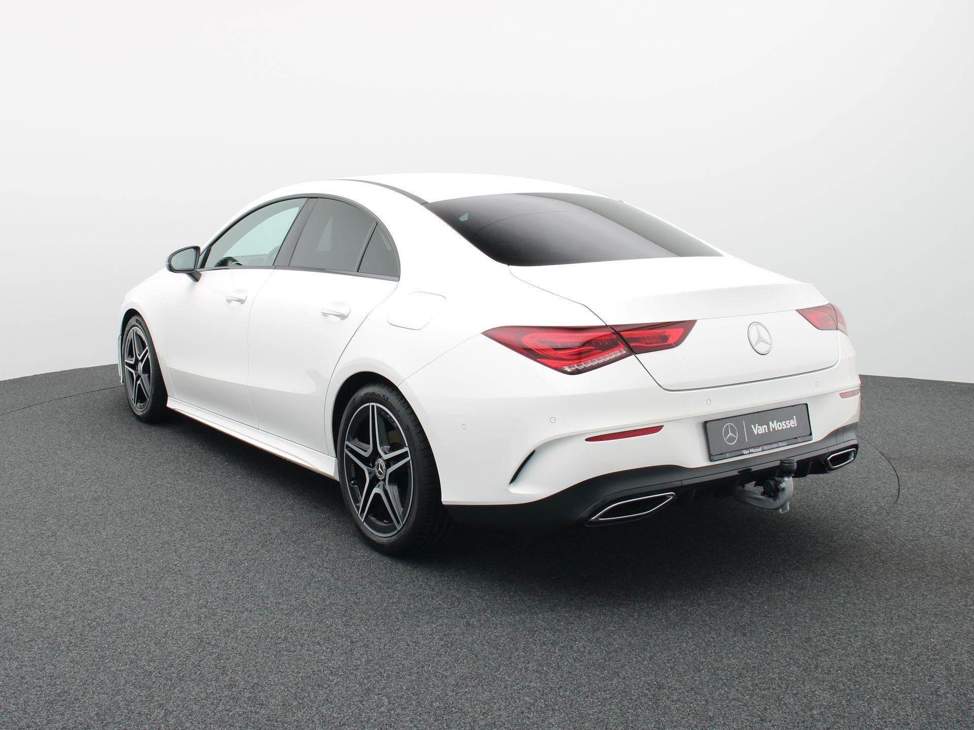 Mercedes-Benz CLA 180 AMG Line + LED + CAMERA + TREKHAAK + 1, Auto's, Stof, Gebruikt, 4 cilinders, Wit