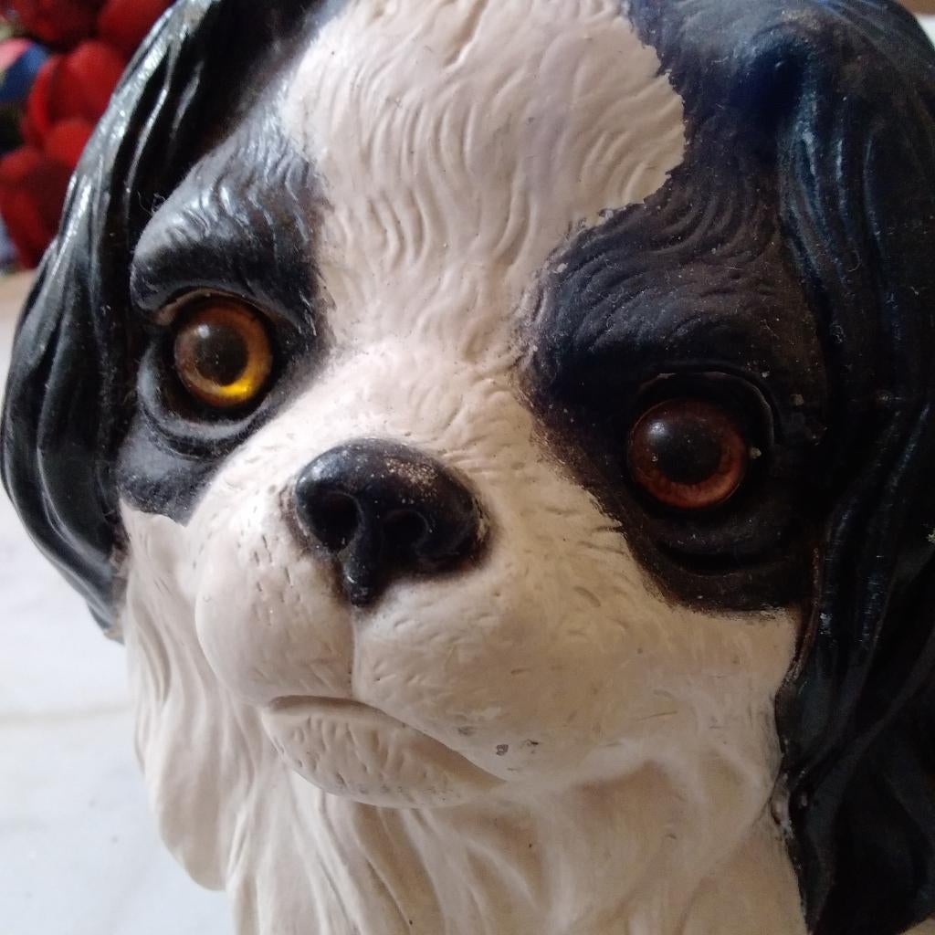 2 belles grandes figurines Shih tzu/pekinees. Signées, Envoi