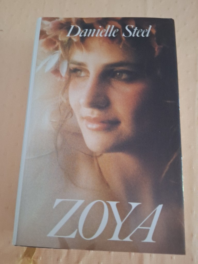 Danielle Steel: Zoya, Ophalen of Verzenden, Zo goed als nieuw, Danielle Steel., België