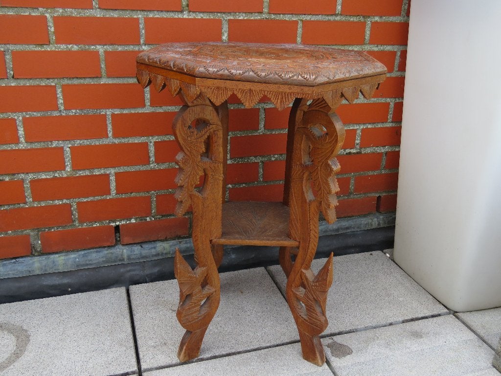 Table d'appoint orientale vintage sculptée à la main 1950s, Enlèvement