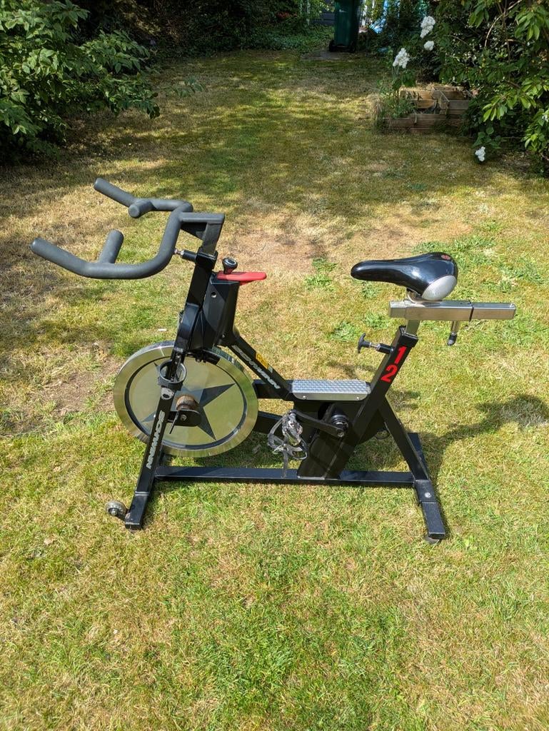 Schwinn IC Pro — Vélo de spinning robuste, Sports & Fitness, Appareils de fitness, Enlèvement, Métal, Jambes, Vélo de spinning