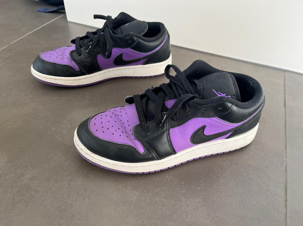 Nike Air Jordan 1 Low GS "Purple Venom", Zwart, Ophalen of Verzenden, Sneakers, Gedragen