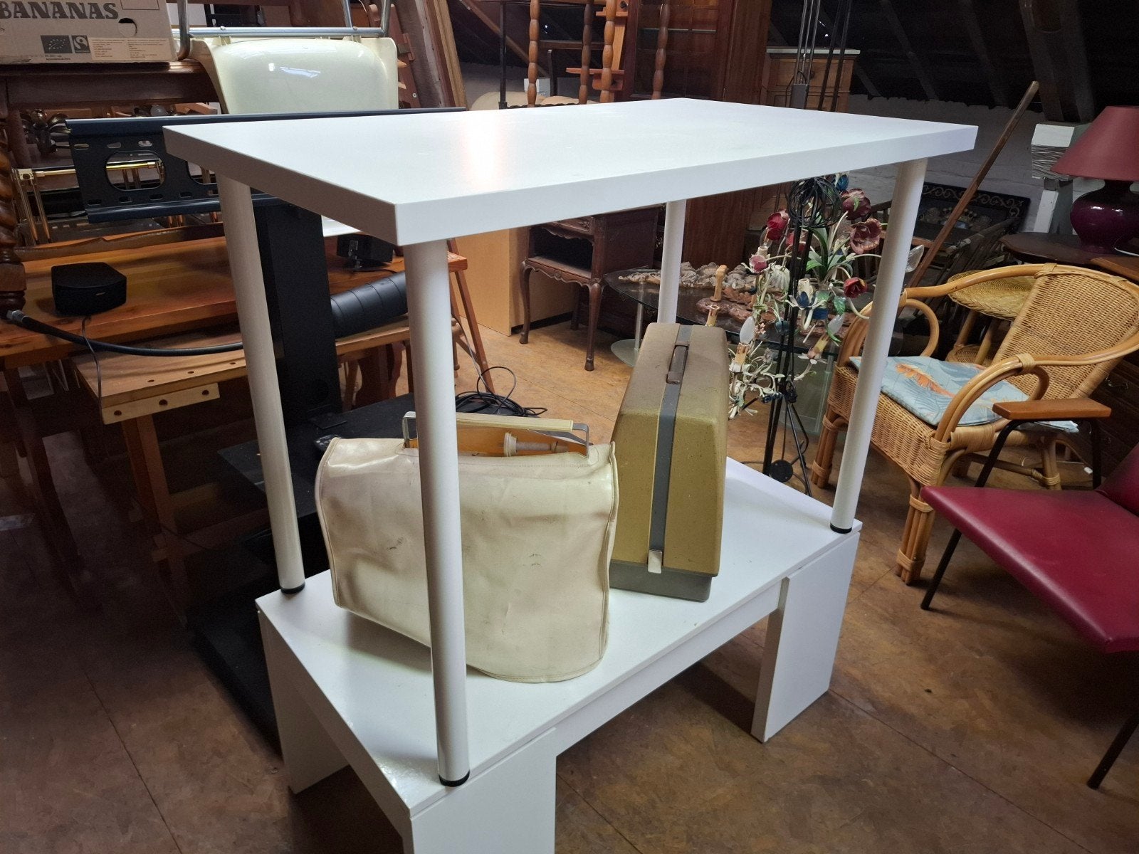 Table blanche d'appoint.