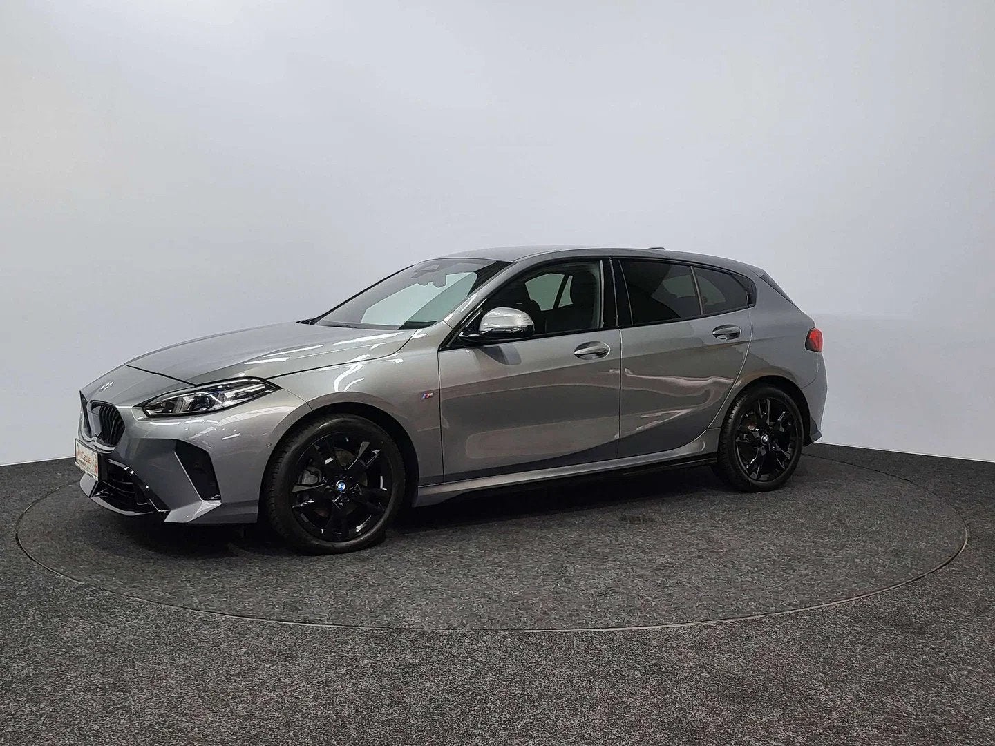 BMW 1 Serie 118 dA | M Pack | 2025 | 20.058 km | Automaat |, Autos, Ordinateur de bord, Argent ou Gris, Achat, 110 kW