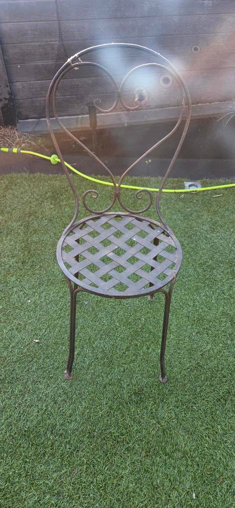 Smeedijzeren stoelen, Ophalen