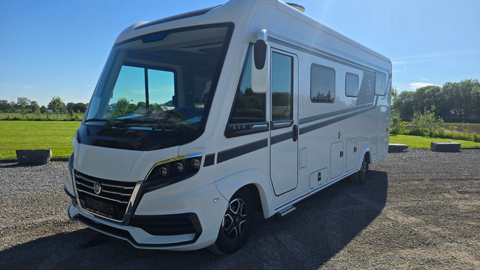KNAUS SUN I 700 LEG – 08/2023 – Seulement 6.500 km, Caravanes & Camping, Caméra de recul, Fiat, Intégral, Réfrigérateur
