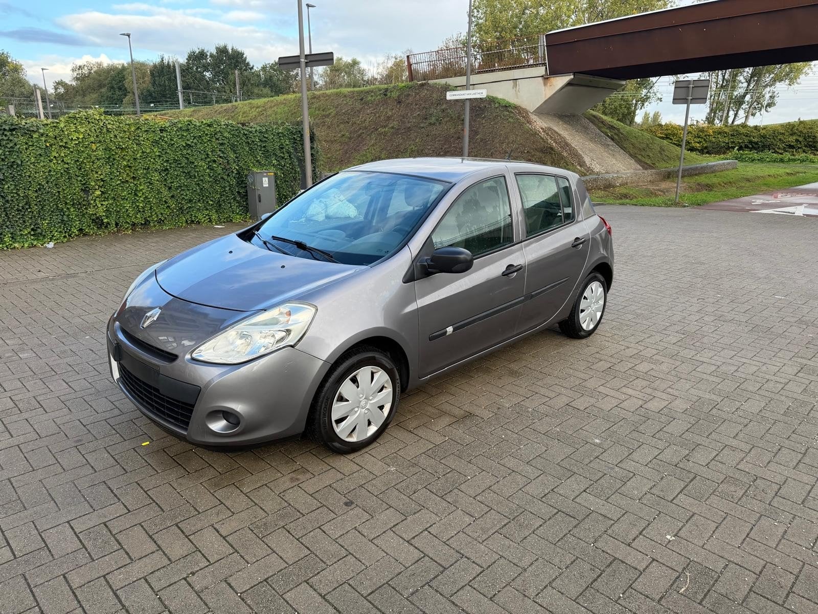 RENAULT CLIO 1.2 BENZIN 2010 121000 KM D'INSPECTION À VENDRE, Autos, Argent ou Gris, Achat, Boîte manuelle, Ordinateur de bord