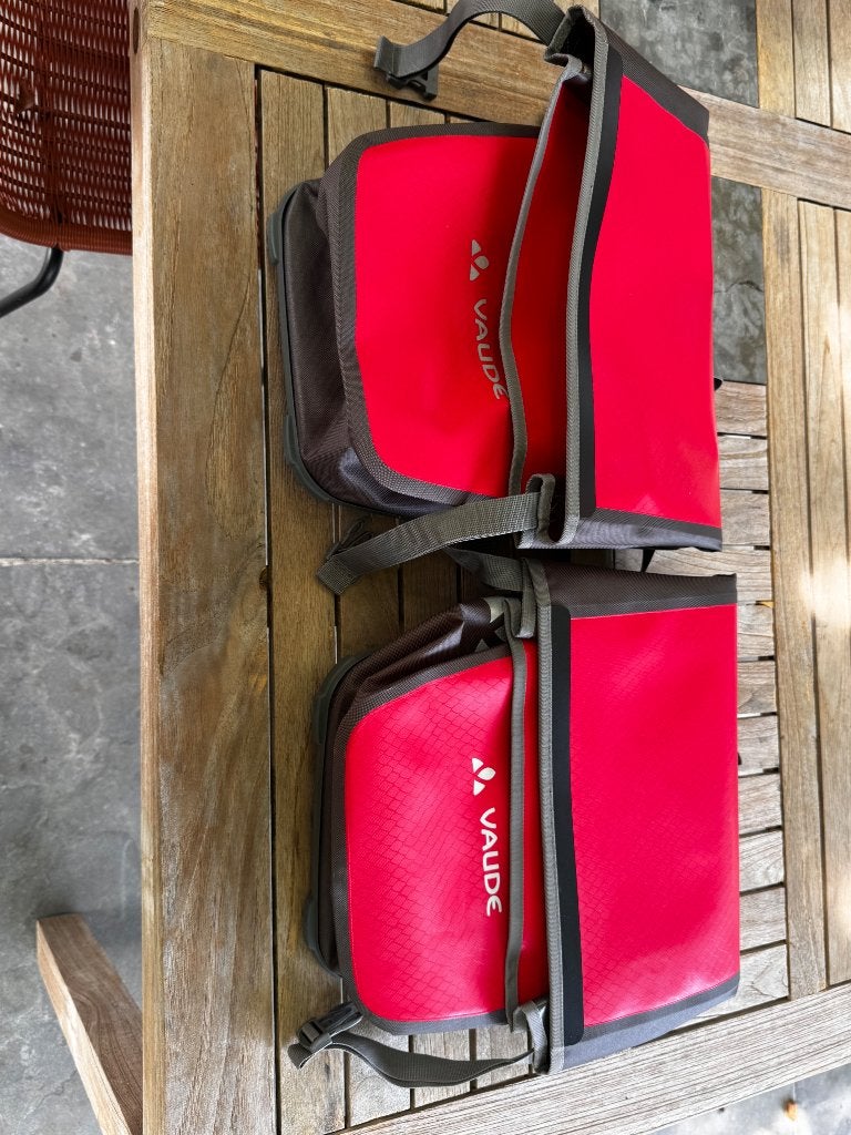 Lot de 2 sacoches à vélo rouges Vaude Nouveau !, Vélos & Vélomoteurs, Enlèvement ou Envoi, Neuf, Vaude