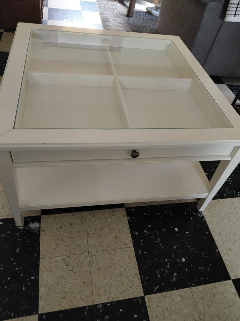 Table basse blanche Ikea.. avec plateau en verre incrusté., Enlèvement