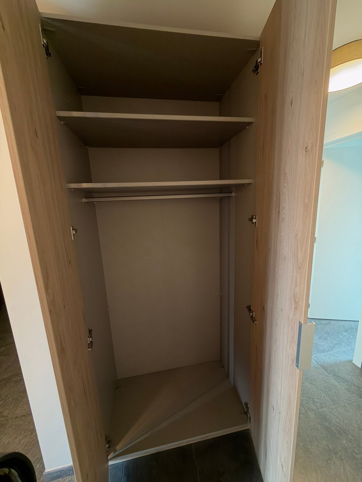 Kleerkast / vestiairekast in licht grenen hout, Ophalen, Zo goed als nieuw