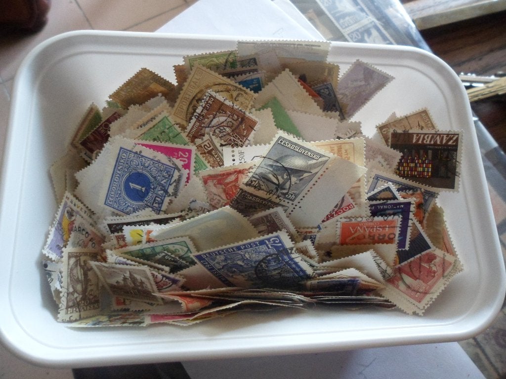 boîte d'environ 1000 timbres, timbres lavés pour tout pays, Envoi