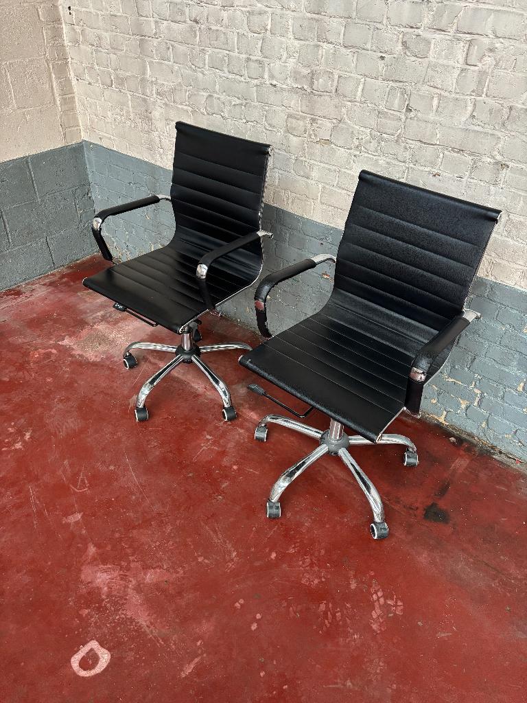 Twee bureaustoelen imitatie Vitra Eames EA 117), Ophalen, Gebruikt, Zwart, Bureaustoel