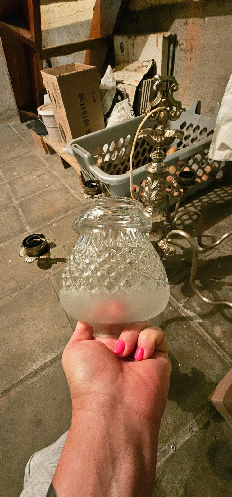 lustre dans le jardin, Enlèvement