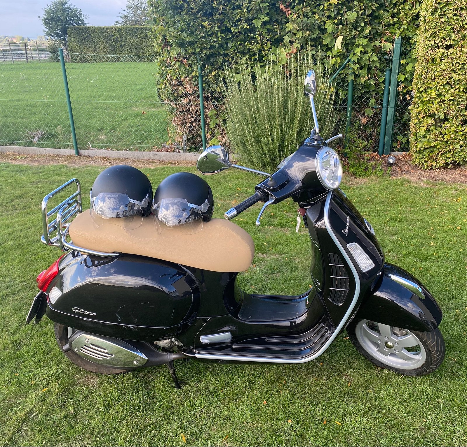 VESPA Piaggio GTS 125, incl. 2 helmen, Fietsen en Brommers, Ophalen, Gebruikt