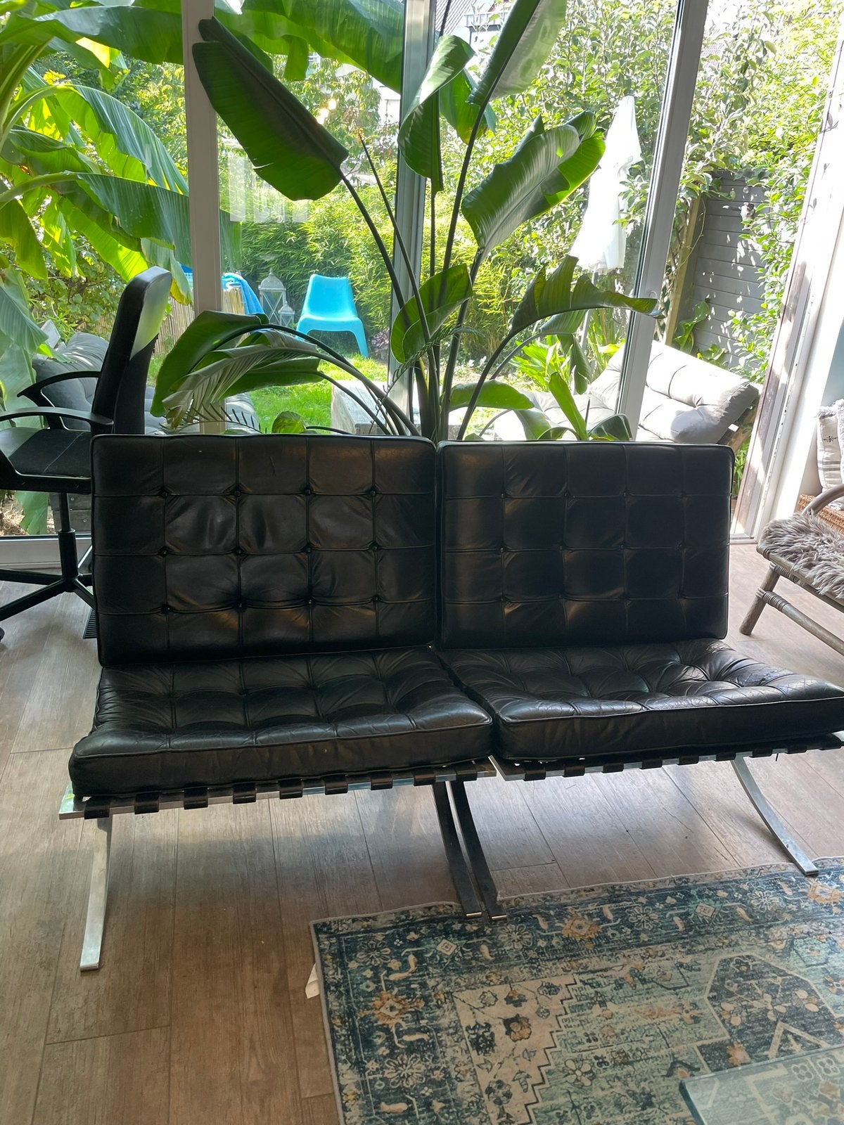 Barcelona Mies Van der Rohe fauteuils en Knoll salontafel, Huis en Inrichting, Ophalen, Gebruikt, Leer, 100 tot 125 cm