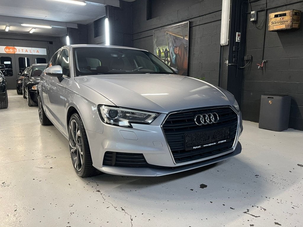 AUDI A3 **VERSION DESIGN** 12 MOIS DE GARANTIE, Autos, Argent ou Gris, Entreprise, Boîte manuelle, Entretenue par le concessionnaire